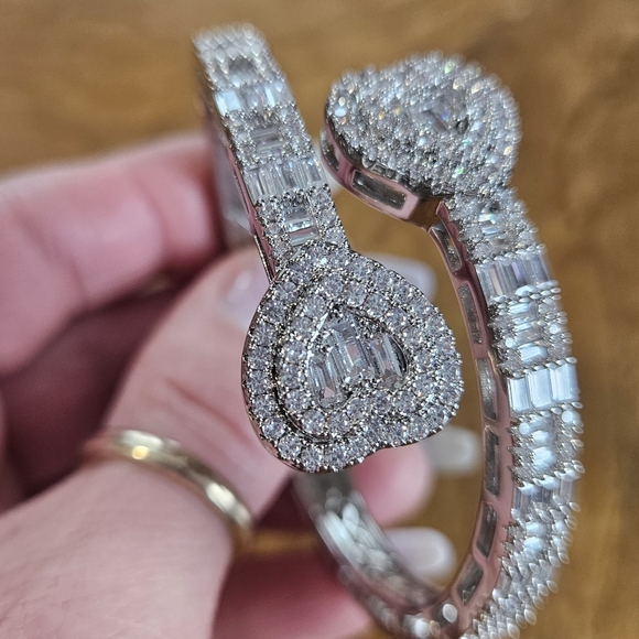 Heart cubic zirconia bangle - Picture 12 of 12